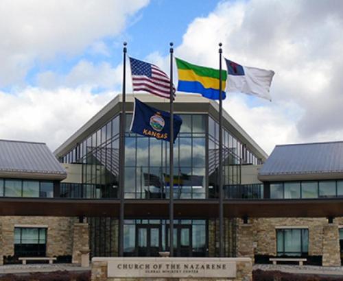 Desde el 1 de septiembre de 2009, el Centro de Ministerio Global (CMG) de la Iglesia del Nazareno orgullosamente iza cada semana la bandera de una de las muchas naciones donde la denominación está ministrando actualmente. Los líderes fueron invitados a enviar una bandera nacional para ser izada en el CMG junto a la bandera de los Estados Unidos*. Las banderas nacionales se rotan semanalmente y fotos de ellas son enviadas a los líderes de las iglesias en ese país.