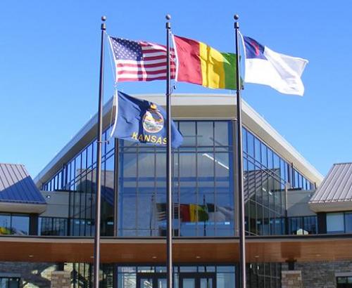 El tricolor incluye los colores panafricanos, simbolizando la unida de las naciones africanas. El rojo simboliza la sangre derramada por los mártires en la lucha por la independencia. El amarillo representa la abundancia de los recursos minerales, especialmente el oro encontrado en la nación y el brillo del sol que alumbra toda la tierra. El verde representa la vegetación, los bosques y otros recursos naturales en adición a la prosperidad y la tierra fértil de la nación.