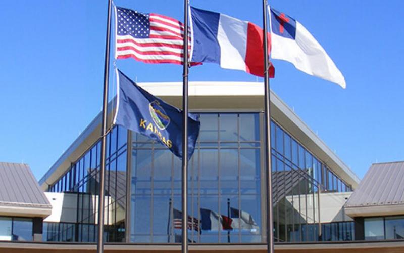 El tricolor consiste de tres bandas verticales de igual anchura, demostrando los colores nacionales del país: azul, blanco y rojo. Rojo, blanco y azul han venido a representar libertad, igualdad y fraternidad – los ideales de la Revolución Francesa