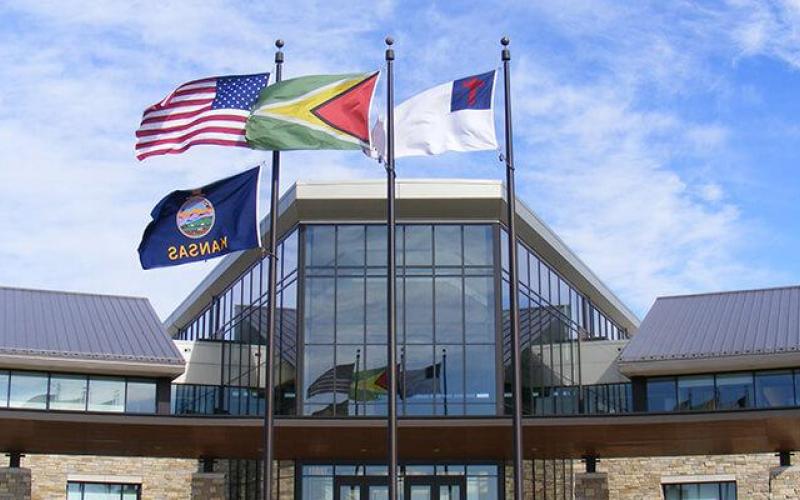 La bandera nacional de Guyana contiene cinco colores simbólicos. El verde representa a la agricultura y los bosques. El blanco simboliza los ríos y el agua. El oro refleja la riqueza mineral del país.El negro representa la capacidad de resistencia, y el rojo el ardor y el dinamismo. 