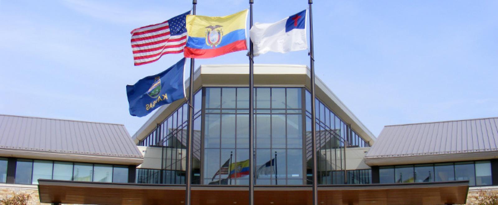 El rojo, verde y azul son los colores de los revolucionarios de sudamericanos y el aventurero Francisco de Miranda. Amarillo es el color de la federación, el rojo se dice que simboliza la valentía y el azul simboliza la independencia de España. El escudo de armas en el centro con un cóndor sobre él.