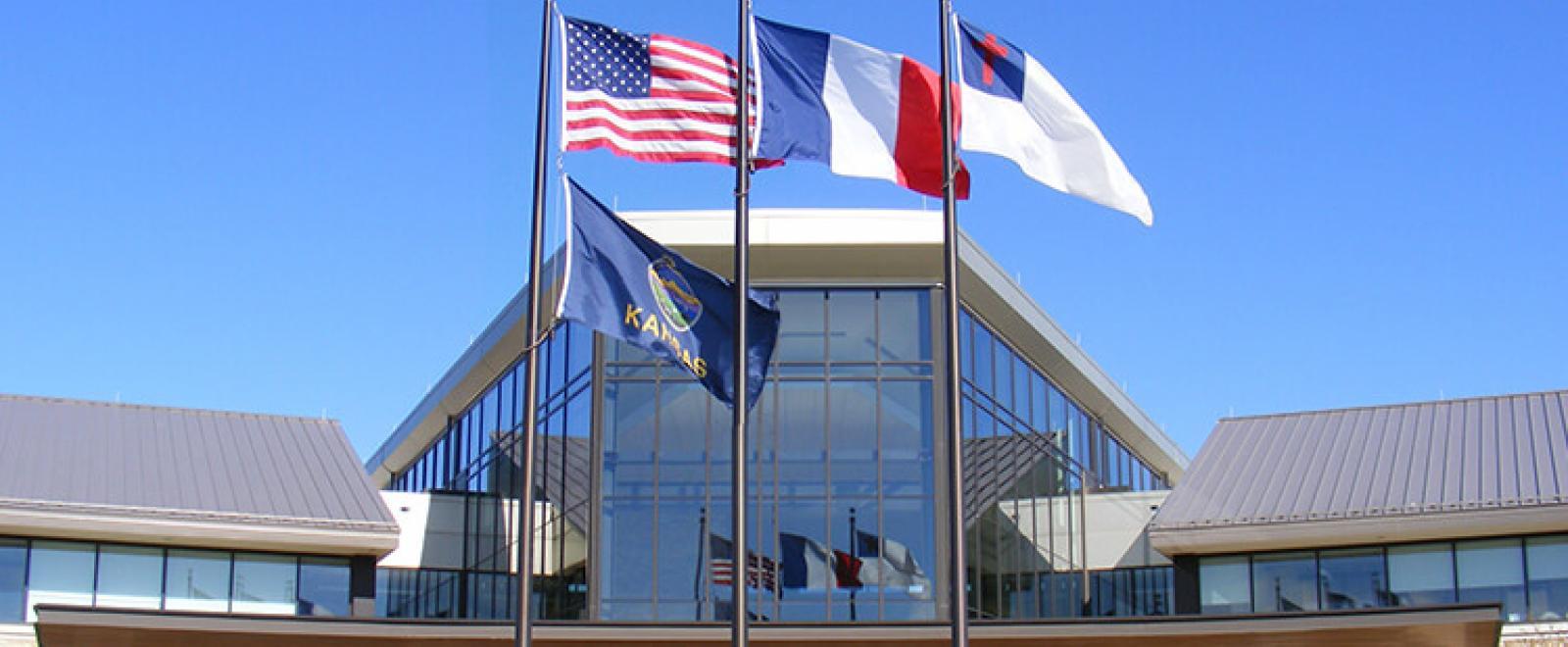 El tricolor consiste de tres bandas verticales de igual anchura, demostrando los colores nacionales del país: azul, blanco y rojo. Rojo, blanco y azul han venido a representar libertad, igualdad y fraternidad – los ideales de la Revolución Francesa
